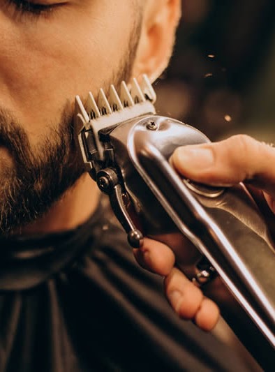 Barbeiro fazendo acabamento em cliente da Elyte Barbearia