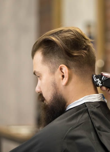 Cliente de perfil após atendimento na Elyte Barbearia