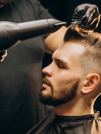 Barbeiro alinhando penteado em atendimento premium no Cambuí